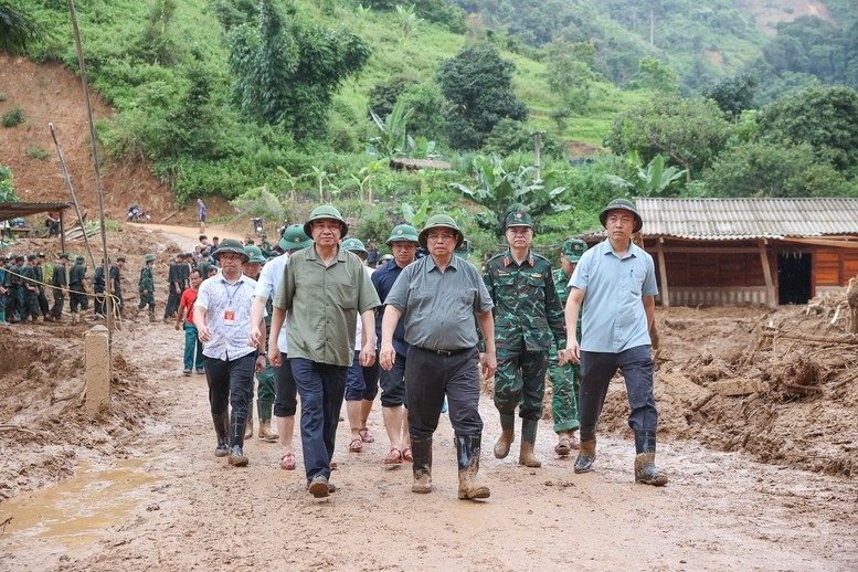 Thủ tướng Phạm Minh Chính tới hiện trường các xã thiệt hại nặng nề do mưa lũ, sạt lở đất tại tỉnh Điện Biên - Ảnh: VGP