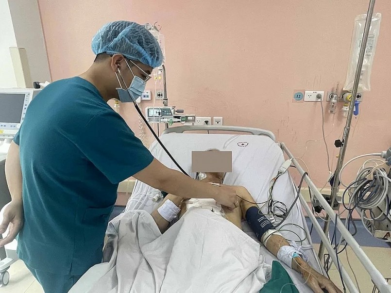 Bác sĩ khám cho bệnh nhân suy tim giữa trưa hè.