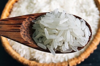 Vì sao giá gạo Việt Nam 