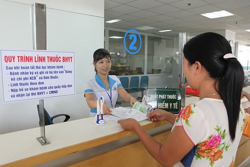 Cán bộ y tế tư vấn quyền lợi BHYT cho người tham gia. Luật mới mở rộng các trường hợp được chi trả 100% chi phí khám chữa bệnh trái tuyến.