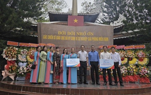 Đoàn công tác của NXBGDVN chụp hình với các thầy cô giáo trường THPT Lương Thế Vinh