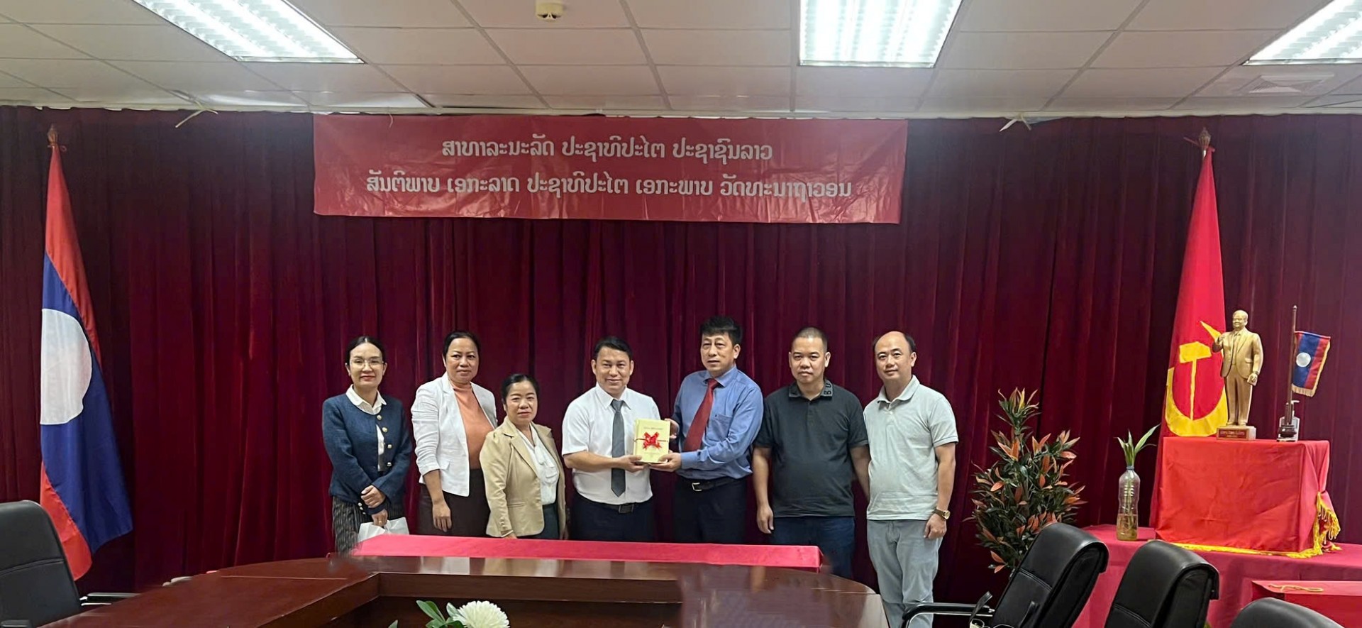 Nhà xuất bản và Phát hành Sách Quốc gia Lào tặng sách cho đoàn công tác NXBGDVN