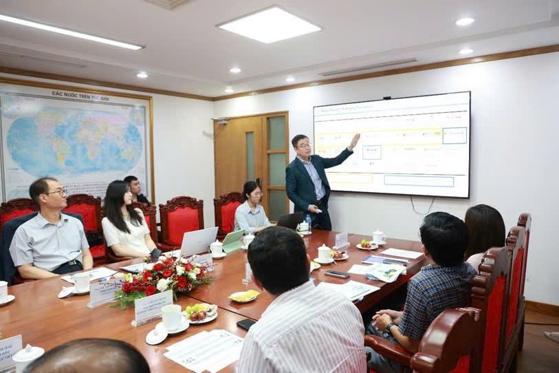 Ông Rho Joong il - Tổng Giám đốc Visang Global giới thiệu các sản phẩm giáo dục số của Visang Hàn Quốc