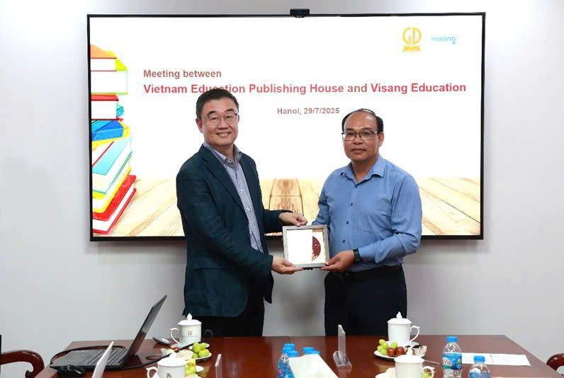 Ông Đặng Thanh Hải – Phó Tổng Giám đốc NXBGDVN trao quà lưu niệm cho ông Rho Joong il - Tổng Giám đốc Visang Global