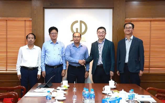 Các đại biểu chụp ảnh lưu niệm