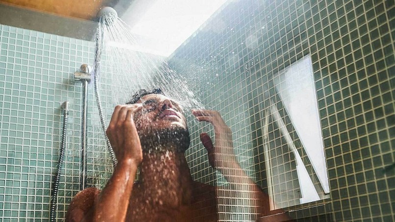 Vào mùa nắng nóng, nhiều người có thói quen sau khi đi nắng về thích tắm ngay bằng nước lạnh cho mát. Tuy nhiên, theo BSCKII Nguyễn Thị Diễm Hương, Bệnh viện Đại học Y Dược TPHCM - cơ sở 3, đây là một thói quen tiềm ẩn nhiều nguy cơ, có thể ảnh hưởng trực tiếp đến sức khoẻ thậm chí nguy hiểm đến tính mạng.