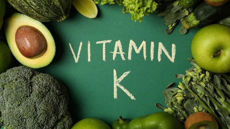 Thực phẩm tự nhiên giàu Vitamin K – từ rau lá xanh đến natto và phô mai lên men – là “vũ khí dinh dưỡng” giúp tăng cường sức khỏe xương và tim mạch.