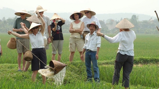 Khách đến đông, tiền không ở lại: Lối ra nào cho du lịch xanh?