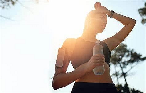 Cơ thể mất nước nhiều trong những ngày nắng nóng, đặc biệt khi vận động, dễ dẫn đến say nắng và sốc nhiệt nếu không bù nước kịp thời.