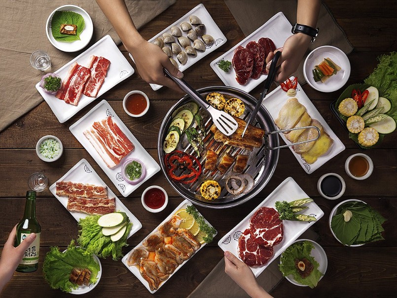 Chế độ ăn giàu purin và lạm dụng rượu bia là nguyên nhân hàng đầu làm tăng axit uric trong máu. Ảnh: iStock
