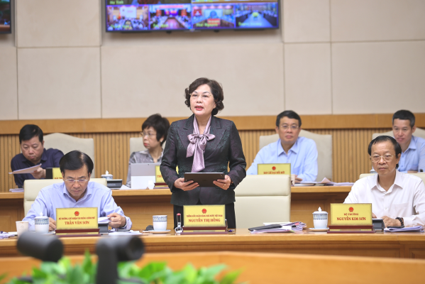 Thống đốc Ngân hàng Nhà nước Nguyễn Thị Hồng báo cáo tại phiên họp Chính phủ, ngày 7/8.