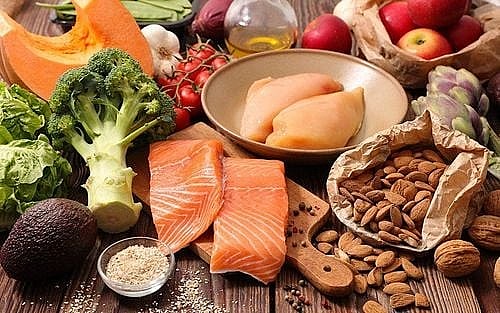 Chế độ ăn giàu vitamin C, E và Omega-3 giúp hỗ trợ kiểm soát hen suyễn và tăng cường sức khỏe phổi.