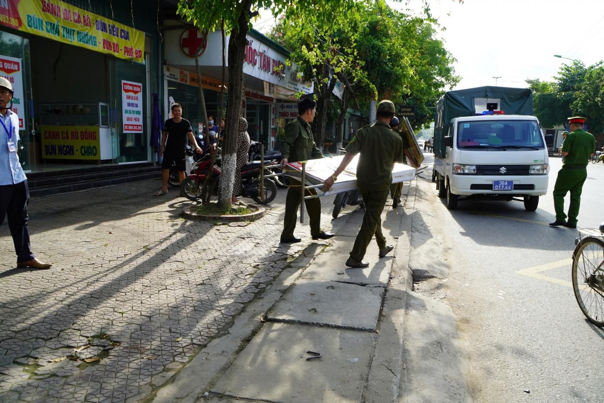 undefined Phường Bỉm Sơn đi đầu trong công tác vệ sinh môi trường và lập lại trật tự lòng lề đường, vỉa hè