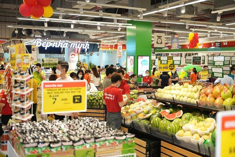 Người dân mua sắm hàng hóa tại siêu thị Winmart.