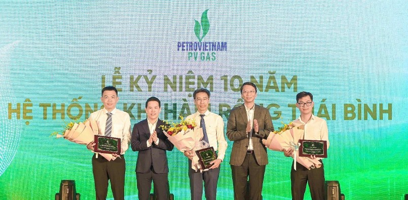 Lãnh đạo Petrovietnam và PV GAS vinh danh các tập thể, cá nhân có đóng góp xuất sắc cho sự phát triển của Hệ thống khí HRTB
