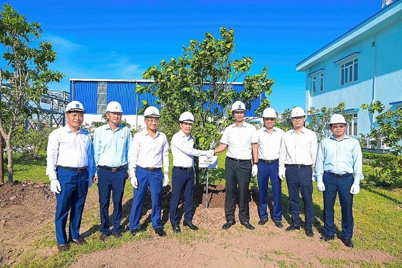 Đại diện Lãnh đạo Petrovietnam – ông Trần Hồng Nam và Lãnh đạo PV GAS trồng cây lưu niệm tại Trung tâm phân phối khí Tiền Hải