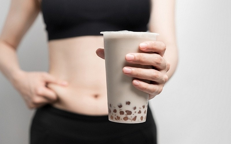 Trà sữa không đơn thuần chỉ là trà và sữa. Một ly trà sữa tiêu chuẩn chứa đựng một lượng lớn đường, kem béo, tinh bột từ trân châu và các loại topping khác, cùng với caffeine. 