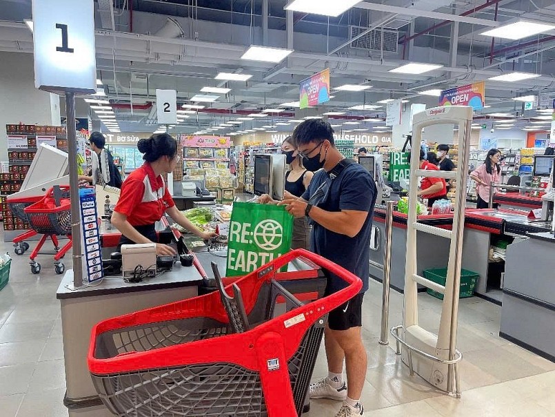 LOTTE MART thường xuyên triển khai các chương trình khuyến khích khách hàng thay đổi thói quen mua sắm xanh hơn