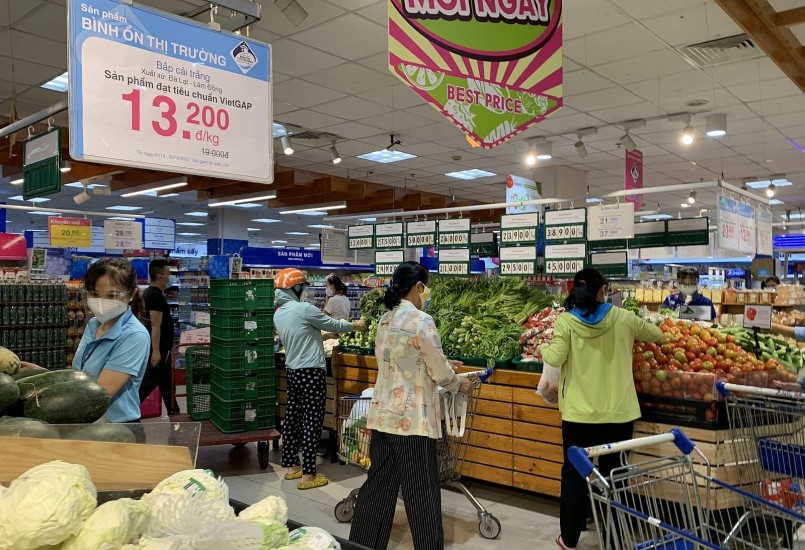 Người dân lựa chọn hàng hóa tại siêu thị.