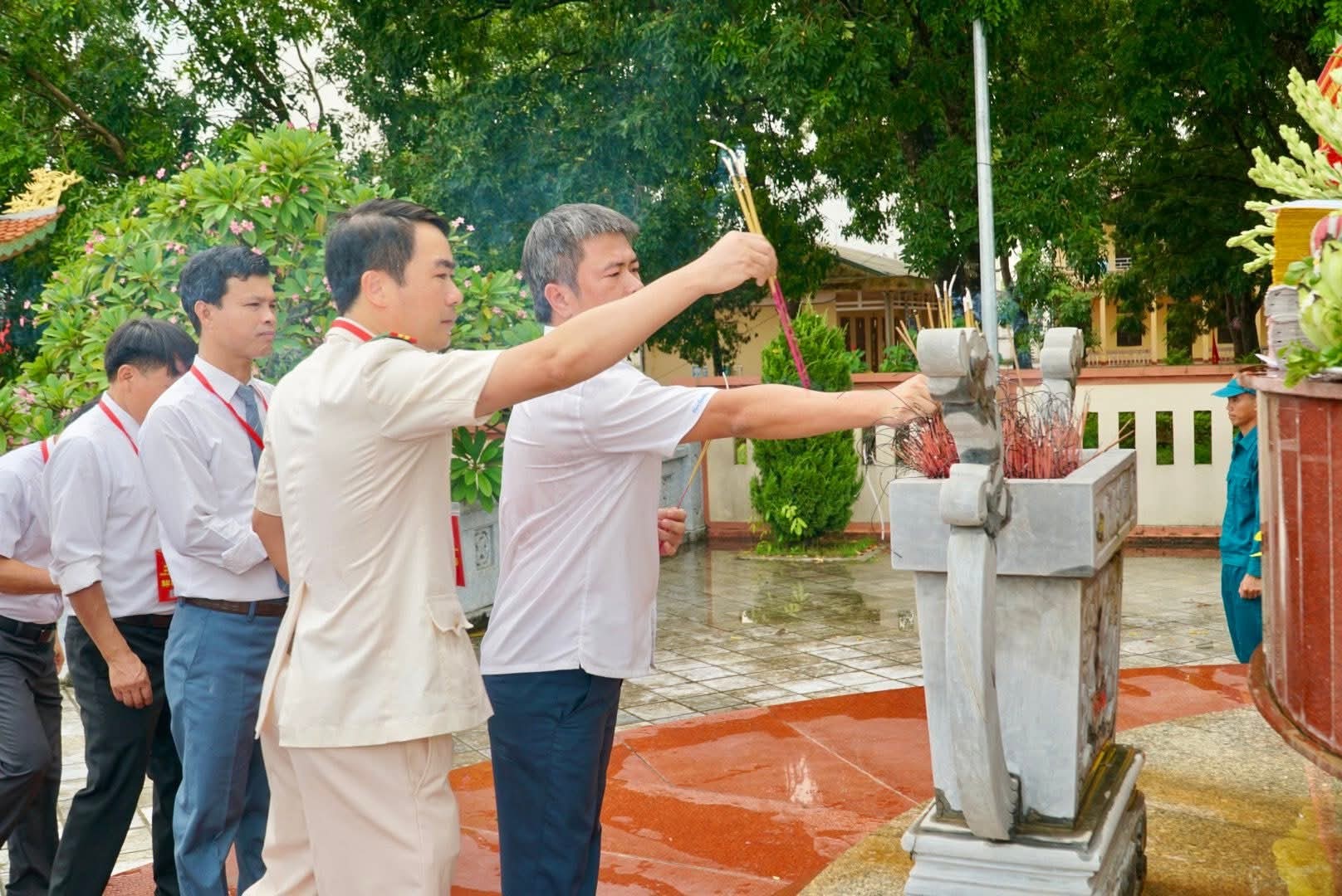 Thanh Hóa: Trang nghiêm lễ dâng hương, viếng Nghĩa trang Liệt sĩ trước thềm Đại hội Đảng bộ xã Vạn Lộc