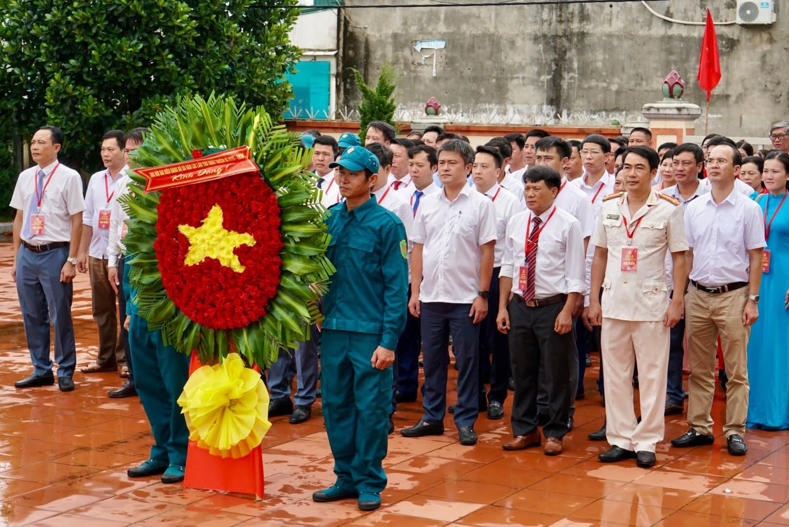 Thanh Hóa: Trang nghiêm lễ dâng hương, viếng Nghĩa trang Liệt sĩ trước thềm Đại hội Đảng bộ xã Vạn Lộc