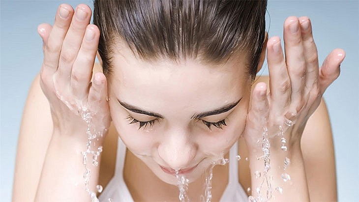 Việc làm sạch quá mức sẽ lấy đi lớp dầu tự nhiên, phá vỡ lớp màng axit bảo vệ da.