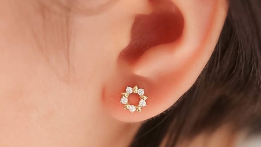 Đeo khuyên tai khi ngủ: Thói quen nhiều rủi ro khôn lường