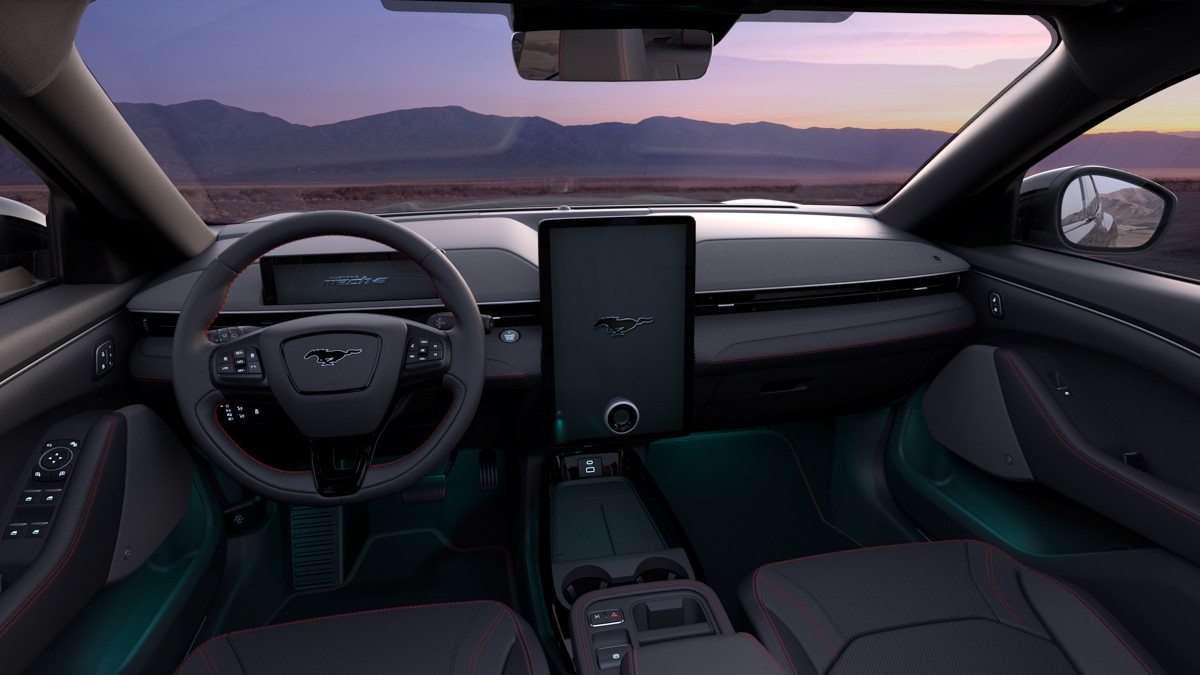 Mustang Mach-E: Biểu tượng ngựa hoang bứt phá trên đường đua ô tô điện tại Việt Nam