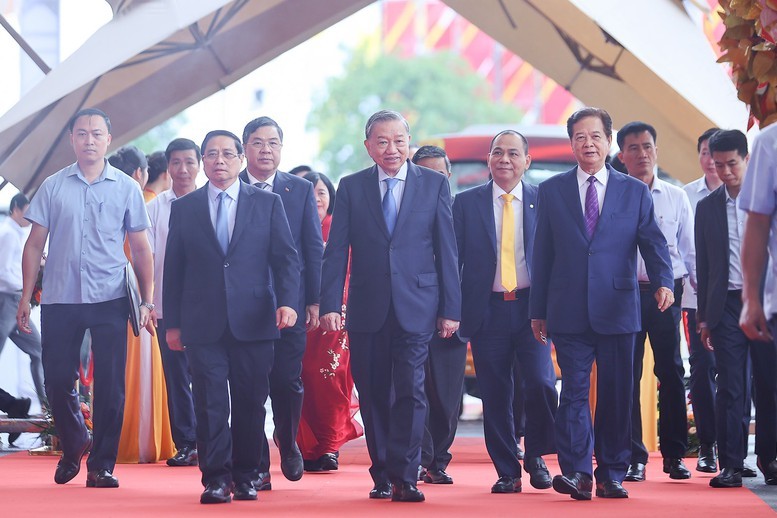 Tổng Bí thư Tô Lâm, Thủ tướng Chính phủ Phạm Minh Chính, nguyên Thủ tướng Chính phủ Nguyễn Tấn Dũng cùng các đại biểu tới dự lễ khởi công, khánh thành 250 công trình - Ảnh: VGP