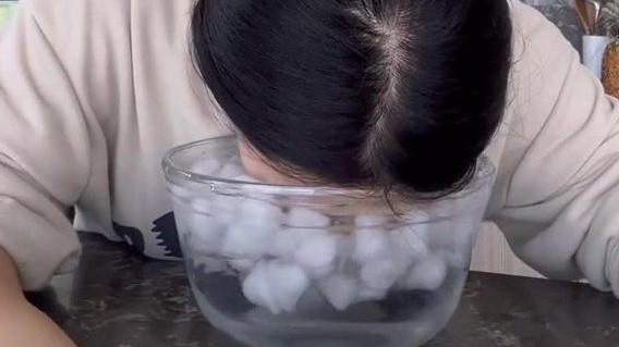 Ngâm mặt nước đá: Trào lưu làm đẹp “gây sốt” nhưng tiềm ẩn rủi ro