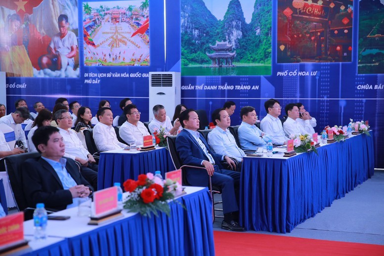 Phó Thủ tướng Trần Hồng Hà dự lễ khởi công Dự án Xây dựng khu tái định cư trên địa bàn phường Đồng Văn (vị trí số 02), tỉnh Ninh Bình, phục vụ giải phóng mặt bằng Dự án đường sắt tốc độ cao trên trục Bắc - Nam - Ảnh: VGP