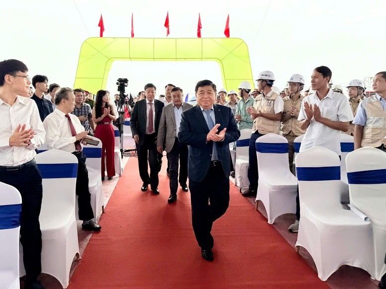 Phó Thủ tướng Chính phủ Nguyễn Chí Dũng dự Lễ khởi công cầu Ngọc Hồi và đường dẫn hai đầu cầu, công trình trọng điểm nối thủ đô Hà Nội với tỉnh Hưng Yên - Ảnh: VGP