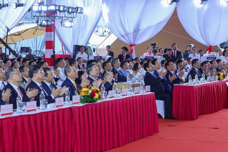Các đồng chí lãnh đạo, nguyên lãnh đạo Đảng, Nhà nước và các đại biểu tham dự lễ khởi công, khánh thành 250 công trình tại điểm cầu trung tâm - Ảnh: VGP