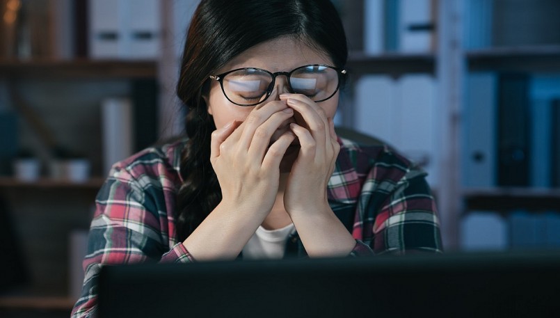 Ánh sáng xanh từ thiết bị điện tử là “sát thủ thầm lặng” gây lão hóa mắt sớm.