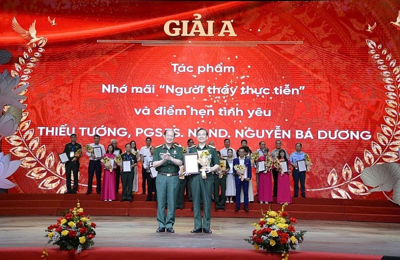 Thượng tướng Bế Xuân Trường trao giải A cho Thiếu tướng, PGS.TS, nhà giáo nhân dân Nguyễn Bá Dương. (Ảnh: Hoàng Linh)