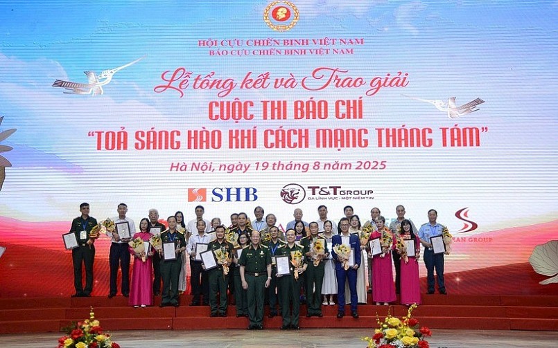 Ban Tổ chức cuộc thi chụp ảnh cùng các tác giả có tác phẩm đoạt giải. (Ảnh: Hoàng Linh) 