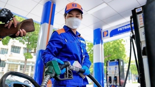 Giá xăng tăng trở lại, RON 95 vượt mốc 20.000 đồng/lít