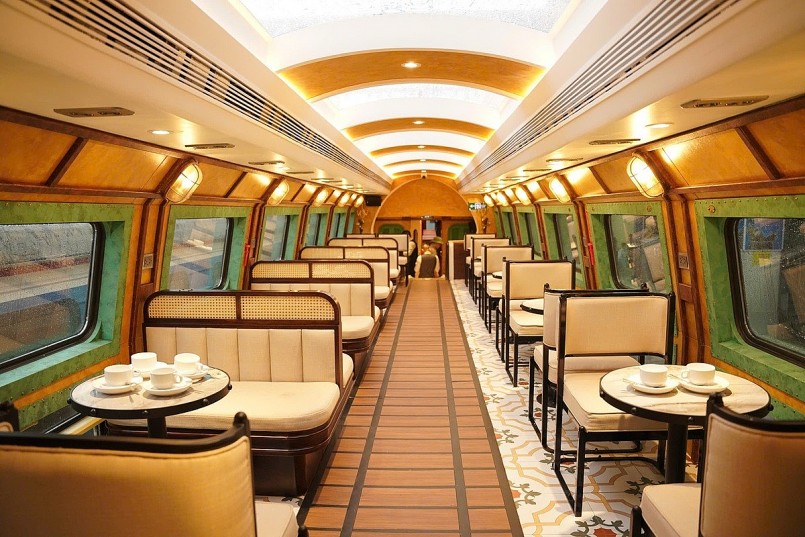 Đoàn tàu gồm 5 toa xe ghế ngồi 2 tầng và 2 toa dành riêng phục vụ du khách check-in. Các toa xe có nội thất sang trọng được thiết kế theo chủ đề riêng và có từ 40 đến 60 chỗ ngồi/toa
