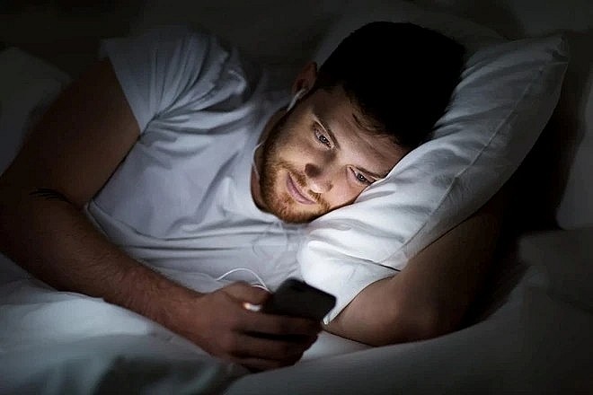 Thói quen lướt điện thoại trong bóng tối khiến mắt phải chịu áp lực lớn từ ánh sáng xanh.