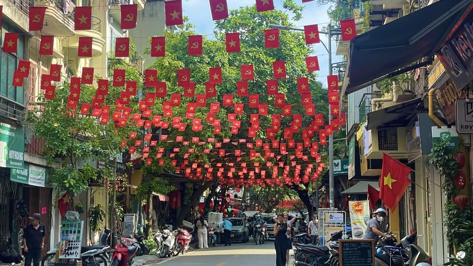 Hà Nội rực rỡ cờ hoa chào mừng 80 năm Cách mạng Tháng Tám và Quốc khánh 2/9