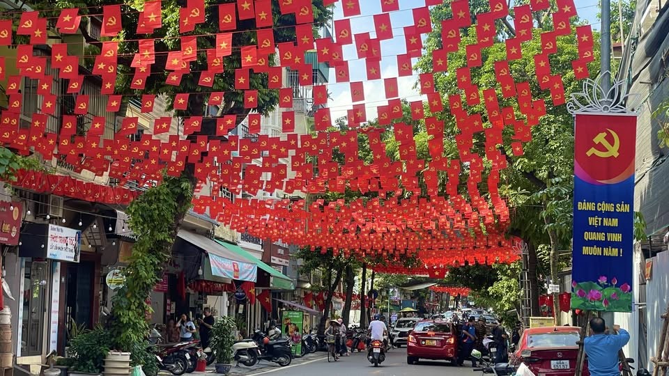 Hà Nội rực rỡ cờ hoa chào mừng 80 năm Cách mạng Tháng Tám và Quốc khánh 2/9