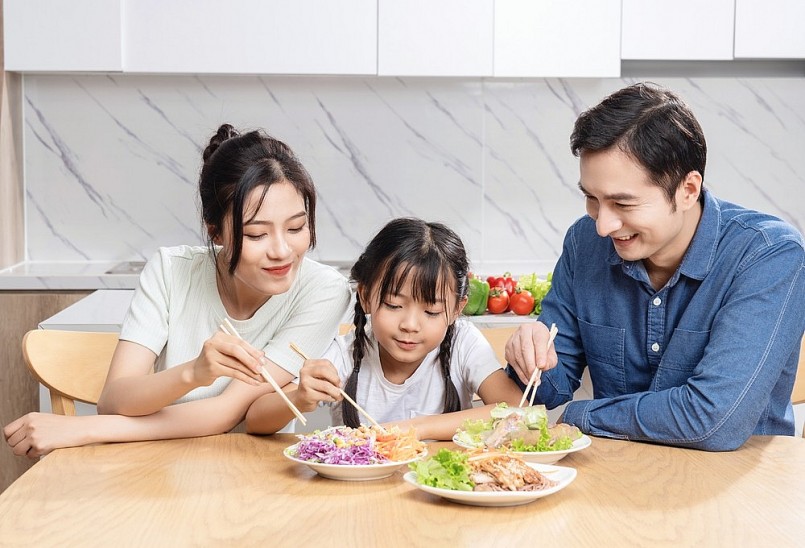 Chế độ ăn đa dạng, cân bằng mới là nền tảng giúp trẻ phát triển chiều cao tối ưu.
