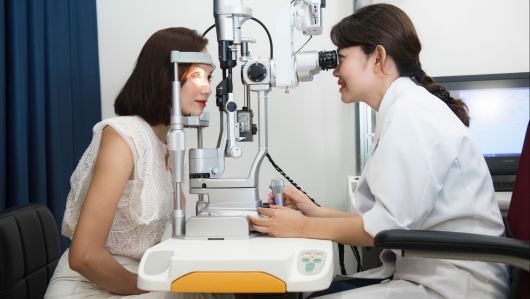 Ai không nên thực hiện mổ cận thị và những rủi ro cần biết trước khi quyết định