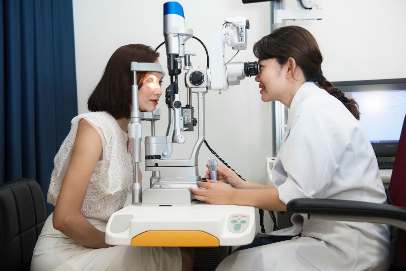 Khám sàng lọc toàn diện là bước bắt buộc để đánh giá một người có đủ điều kiện mổ cận thị hay không.