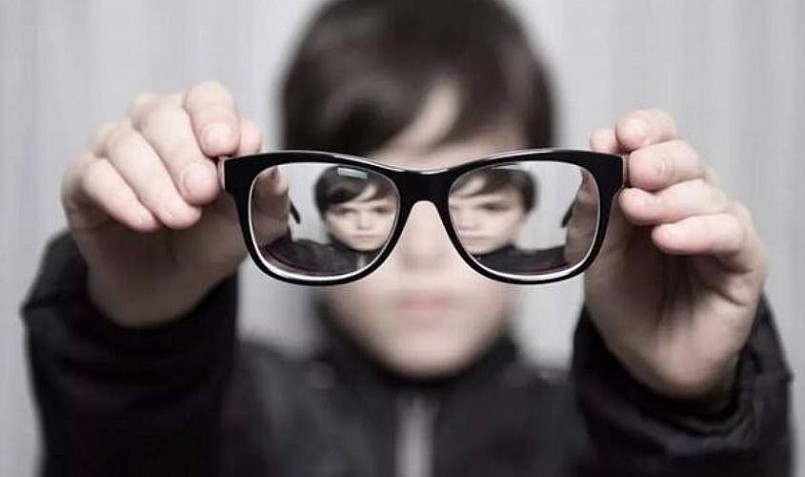 Người dưới 18 tuổi hoặc có bất thường giác mạc bẩm sinh thường không được chỉ định phẫu thuật khúc xạ.