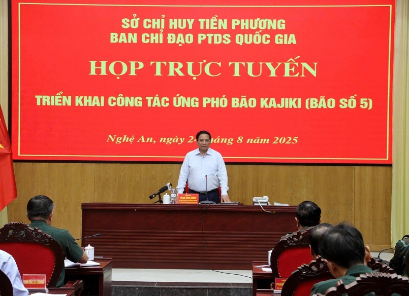 Thủ tướng yêu cầu tuyệt đối không chủ quan, lơ là, tiếp tục lãnh đạo, chỉ đạo sát sao, phải quyết liệt, thường xuyên, phải dứt khoát, với mục tiêu là đặt tính mạng của người dân lên trên hết, trước hết - Ảnh VGP/Nhật Bắc