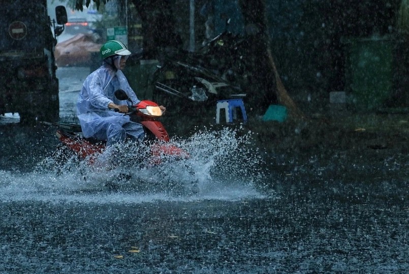Thay đổi nhiệt độ đột ngột và dính mưa dễ khiến hệ hô hấp suy yếu, tạo cơ hội cho virus tấn công.