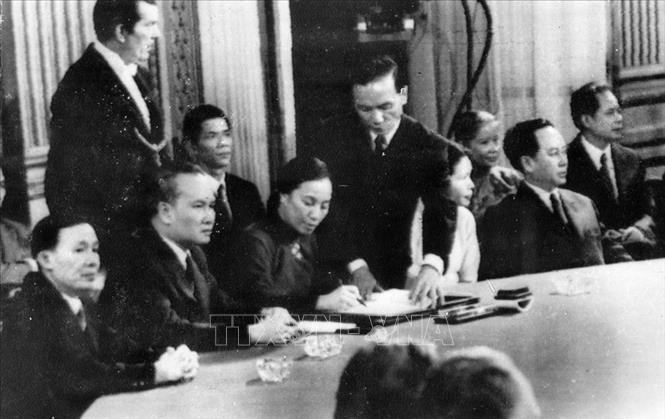 Bà Nguyễn Thị Bình ký Hiệp định Paris ngày 27/1/1973 tại Pháp. Ảnh: TTXVN