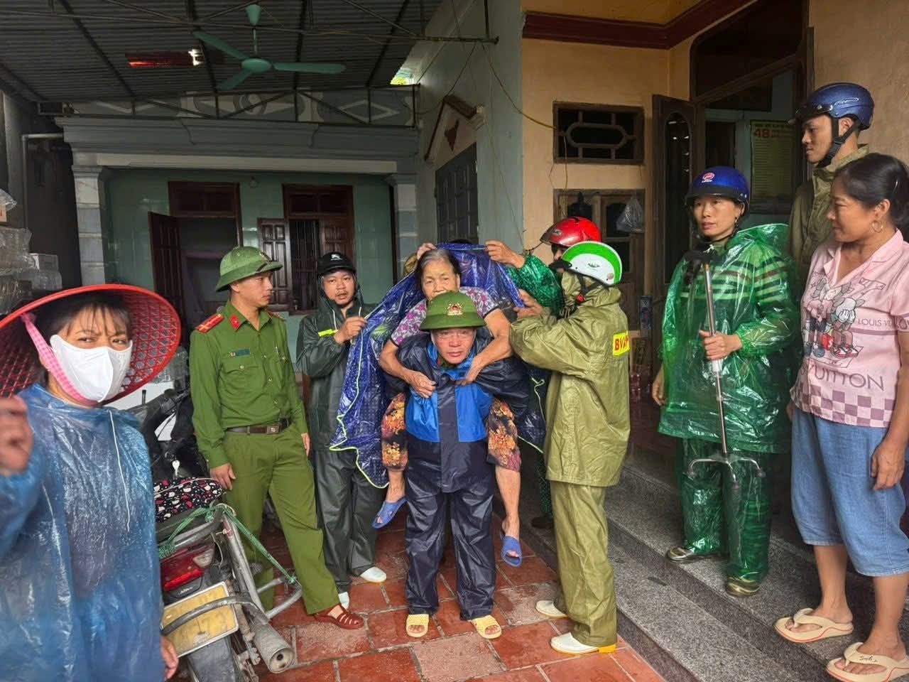Bão số 5 áp sát, Thanh Hóa chạy đua với thời gian sơ tán dân ven biển