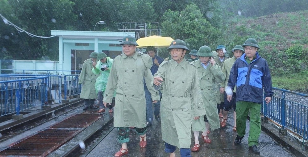 Bí thư Tỉnh ủy Thanh Hóa trực tiếp vào vùng tâm điểm, kiểm tra công tác ứng phó bão số 5